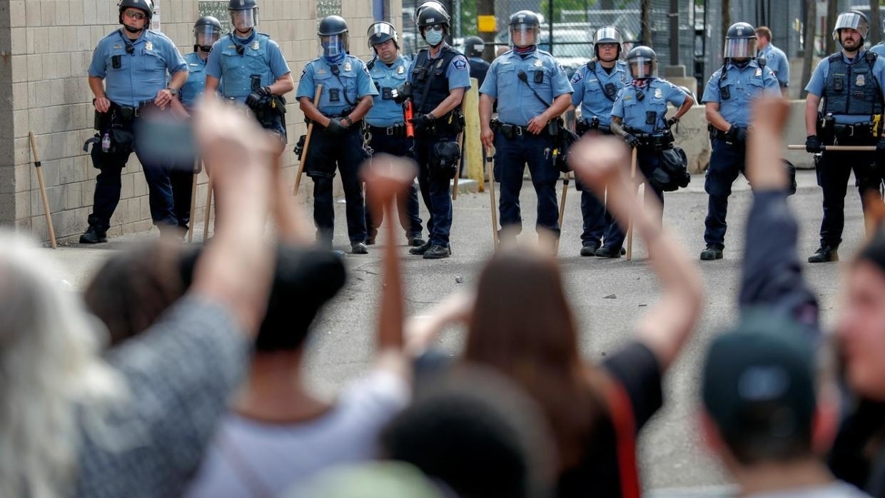 Minneapolis protesters call for arrest of police who killed handcuffed black man