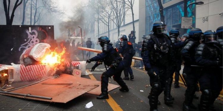 France police security bill: Protests turn violent again