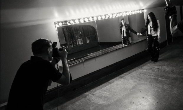 Bryan Adams dedicates Pirelli’s 2022 calendar to ‘the great stars of music’