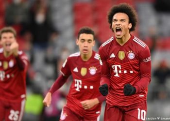 Bundesliga: Bayern Munich win chaotic Klassiker full of mistakes and controversy